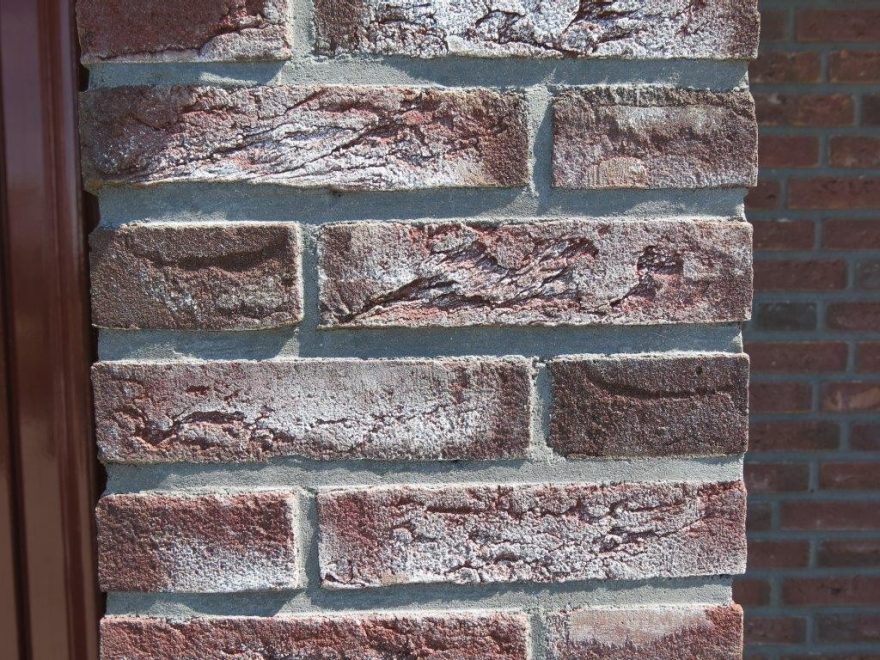 witte uitslag bakstenen muur